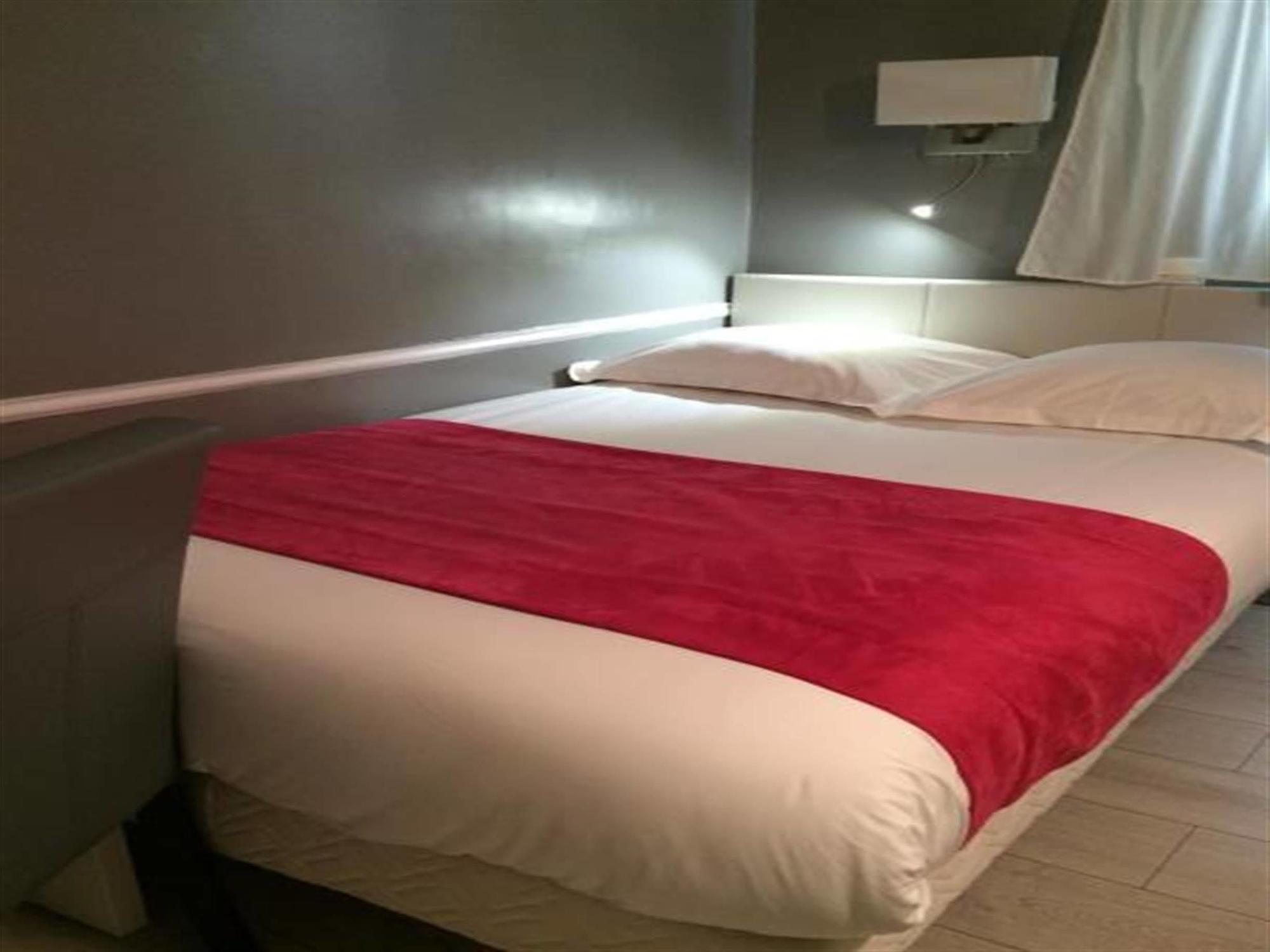 Hotel Avama Prony Parijs Buitenkant foto